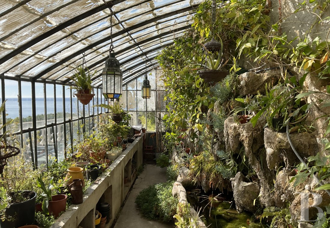 À Marseille, au cœur du Roucas-Blanc, une villa du 19ème siècle et ses spectaculaires jardins et rocailles dominant la corniche - photo  n°9